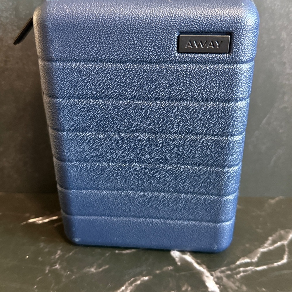 Away United Polaris Amenity Kit-New - Picture 2 of 3